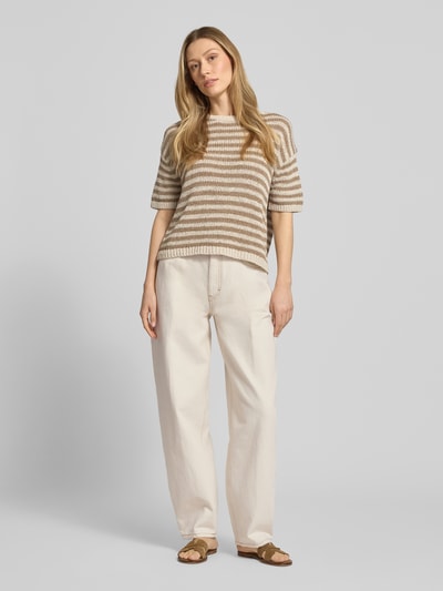 Modelka nosi Loose Fit Jeans aus reiner Baumwolle Modell Gimine_5 von HUGO, kolor denim, krój loose fit, wysoki stan, materiał bawełna, widok całej sylwetki z przodu.
