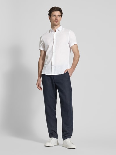 JOOP! Collection Koszula casualowa męska JOOP! Collection;Mieszanka bawełny i lnu;Krój slim fit;Model ‘Pit’;Kołnierzyk typu kent;Listwa guzikowa;Długość tyłu w rozmiarze 40: 67 cm;Szerokość ramion w rozmiarze 40: 41 cm;Długość rękawa w rozmiarze 40: 22 cm Biały 1