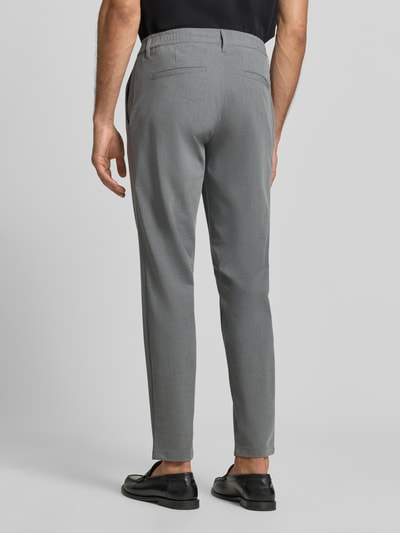 Männermodel trägt Gerade Hose Mit Viskose-Anteil Modell 'Phil P' von Brax in Grau mit glatter Textur, Ganzkörperansicht Rückansicht, Herren Gerade Hose von Brax.