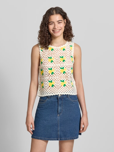 Frauenmodel trägt Boxy Fit Strick-Top mit Allover-Muster Modell 'EMMA' von Only in Creme mit grün-gelbem Struktur-Muster, Rundhals, breite Träger, Strick-Optik, Ganzkörperansicht von vorne.