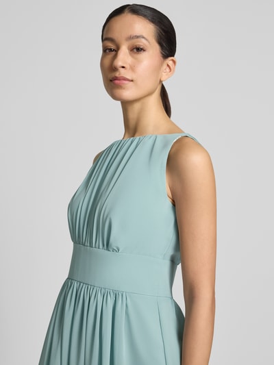 Frauenmodel trägt Cocktailkleid mit Rundhalsausschnitt und Taillenband von Swing in Mintgrün, Chiffon, taillierter Schnitt, Nahaufnahme Oberkörper.