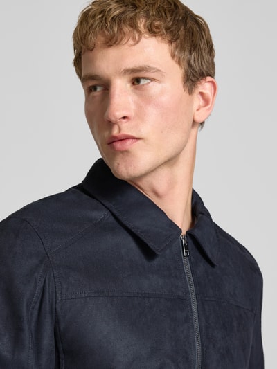 Männermodel trägt Jacke mit Umlegekragen Modell 'DYLAN' von Jack & Jones in Dunkelblau, Regular-Fit, Nahaufnahme Oberkörper. Rückenlänge 70 cm, Schulterbreite 44 cm, Brustweite 52 cm, Ärmellänge 65 cm, Reißverschluss.