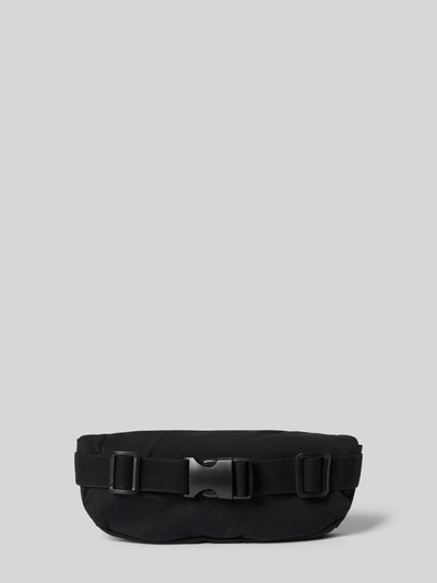 Produktfoto, Gürteltasche mit Logo-Print von Fabletics w kolorze czarnym, elastyczny materiał, odblaskowy logo-print, główna komora na zamek, szerokość w rozmiarze 1: 21 cm, długość: 9 cm, głębokość: 5 cm, pasek: 56 cm