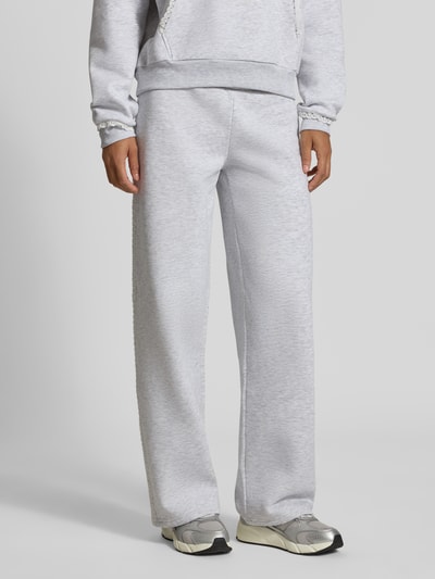 Männermodel trägt Sweatpants mit Häkelspitze von REVIEW, Mieszanka materiałów z mieszanką bawełny, prosty krój, Elastyczny pas z tunelem, wyhaftowane logo, szydełkowa koronka, Długość wewnętrzna nogawki w rozmiarze S: 79 cm, Ganzkörperansicht von vorne