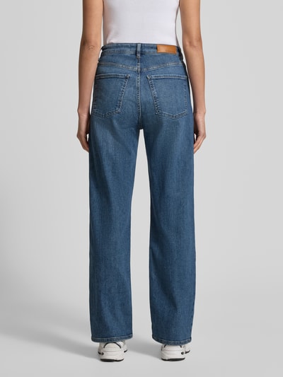 Frauenmodel trägt Jeans mit 5-Pocket-Design von comma in Blau, lockerer Schnitt, Baumwoll-Mix, Ganzkörperansicht Rückansicht.