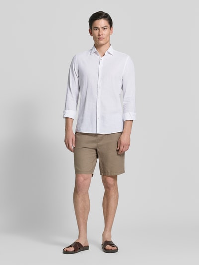 Männermodel trägt Slim Fit Freizeithemd aus Leinen-Mix Modell 'Steven' von CINQUE, weiß, mit Kentkragen und Knopfleiste, Ganzkörperansicht von vorne. Rückseite: Rückenlänge 68 cm, Schulterbreite 42 cm, Ärmellänge 65 cm, Leinen-Baumwoll-Anteil für Herren.
