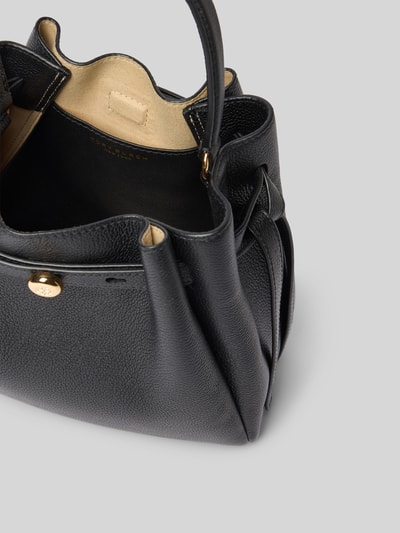 Produktfoto, schwarze Bucket Bag mit Tragehenkel von Tory Burch, grobe Lederstruktur, offenes Hauptfach, goldene Details, Label-Detail sichtbar