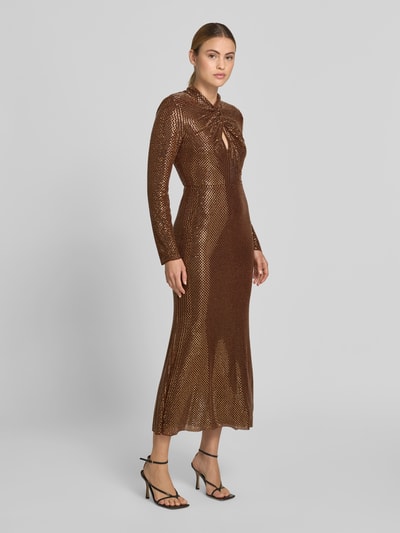 Frauenmodel trägt Maxikleid mit Allover-Ziersteinbesatz von Self-Portrait, braun schimmernd, elastischer Material-Mix, tailliert, Stehkragen, Langärmelig, Schlüsselloch-Ausschnitt, glatte Textur, Ganzkörperansicht von vorne. Gesamtlänge 138 cm, Brustweite 43 cm, Ärmellänge 65 cm, Taillenweite 34 cm.