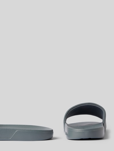 Produktfoto, Badeschuhe mit Logo-Detail von CK Calvin Klein, grau, glatte Struktur, Herren Badeschuhe