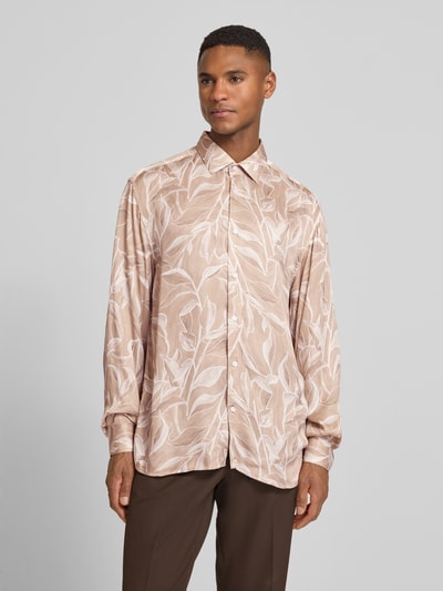 Männermodel trägt Loose Fit Business-Hemd aus Viskose Modell 'Matty' von JOOP! Collection im Allover-Look, Ganzkörperansicht von vorne.