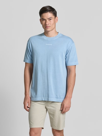 Männermodel trägt Relaxed Fit T-Shirt aus reiner Baumwolle von Marc O'Polo, Optik: Unifarben, Applikation: Label-Schriftzug, Rundhals, Kurzarm, Materialverarbeitung: Jersey, Material: reine Baumwolle, Ganzkörperansicht von vorne.