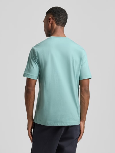 Männermodel trägt Regular Fit T-Shirt aus reiner Baumwolle von Marc O'Polo in Hellblau, unifarben, kurzarm, Ganzkörperansicht Rückansicht.