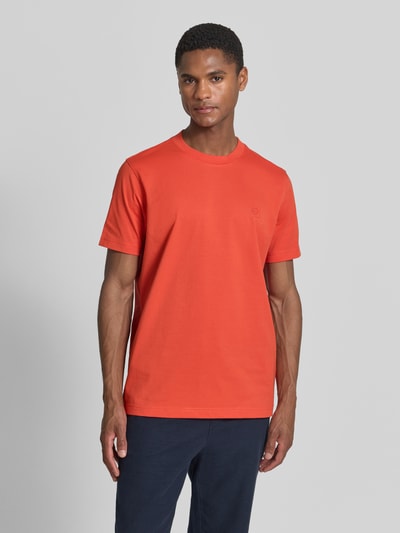 Männermodel trägt T-Shirt mit Rundhalsausschnitt und Logo-Print von Lerros in Orange, Baumwoll-Mix, Regular Fit, Ganzkörperansicht von vorne.