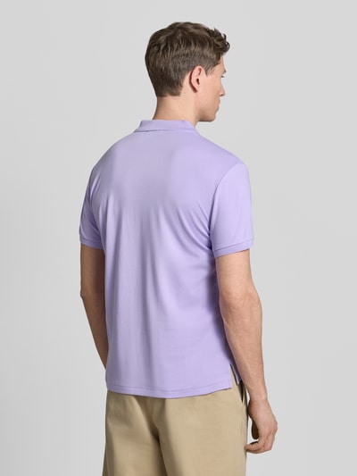 Männermodel trägt Regular Fit Poloshirt aus reiner Baumwolle von Polo Ralph Lauren, Optik: Unifarben, Jersey, Rückansicht, Ganzkörperansicht.