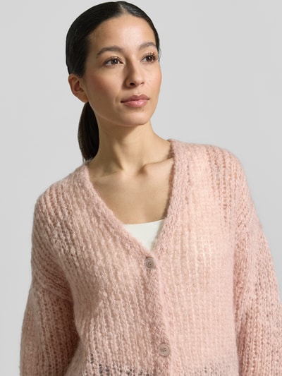 Frauenmodel trägt Regular Fit Strickjacke aus Mohair-Woll-Mix von Weekend Max Mara in Rosa mit V-Ausschnitt, Nahaufnahme Oberkörper.