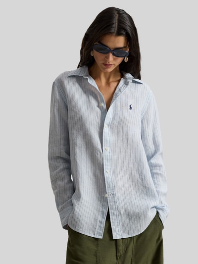 Frauenmodel trägt Hemdbluse aus reinem Leinen von Polo Ralph Lauren mit feinem Streifenmuster, lockerer Schnitt, Knopfleiste, Ganzkörperansicht von vorne.