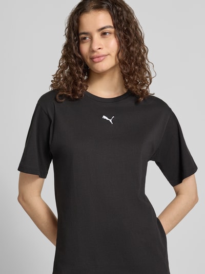 Frauenmodel trägt T-Shirt mit Label-Stitching und Rundhalsausschnitt von PUMA aus reiner Baumwolle, Regular Fit, Nahaufnahme Oberkörper.