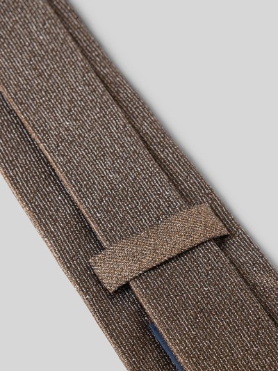 Produktfoto, Krawatte aus reiner Seide von OLYMP in Braun mit feiner Struktur und schimmernder Textur auf grauem Hintergrund