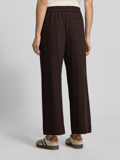 Vrouwenmodel draagt Wide Leg wijdte broek met viscose van OPUS, model 'Misha edit', donkerbruin, stoffen look, geheel achteraanzicht.