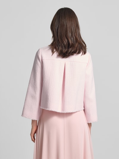 Frauenmodel trägt Blazer mit Fransensaum Modell 'Judit' von JOOP! im Bouclé-Optik aus Baumwoll-Mix, Gerade geschnitten, Rückenlänge 51 cm, Ganzkörperansicht Rückansicht.
