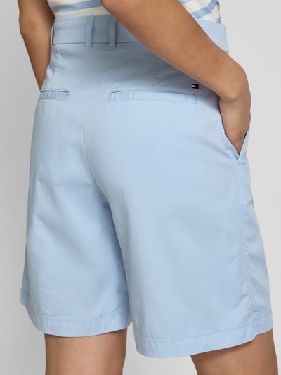 Tommy Hilfiger Relaxed Fit Chinoshorts aus Baumwoll-Mix Hellblau 3