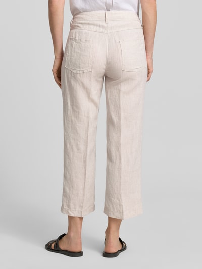Frauenmodel trägt Culotte aus Leinen mit Eingrifftaschen Modell 'Nora' von MAC in Naturton, Wide-Fit, Ganzkörperansicht Rückansicht. Damen Culotte, reine Leinenstruktur, Knopf- und Reißverschluss, Label-Detail, Bundweite 44 cm, Innenbeinlänge 67 cm bei Größe 36.