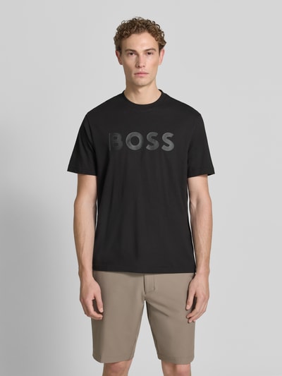 Męskimodel nosi czarny t-shirt Regular Fit T-Shirt aus reiner Baumwolle Modell 'TS_STRUCTURE LOGO 1027473' von BOSS Green, gładka faktura, Ganzkörperansicht von vorne.