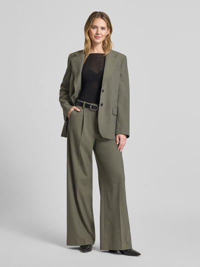 Frauenmodel trägt Longsleeve aus Viskose-Mix mit Kaschmir-Anteil von ZABAIONE in Schwarz, U-Boot-Ausschnitt, semitransparent, Ganzkörperansicht von vorne.