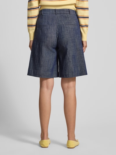 Frauenmodel trägt Bermudas in Denim-Optik Modell 'Dazzie' von My Essential Wardrobe aus Reine Baumwolle, Regular-Fit, Ganzkörperansicht Rückansicht.