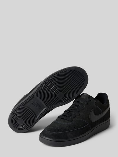 Produktfoto, schwarzer Sneaker aus echtem Leder Modell 'COURT VISION LO SD PRM' von Nike, Herren Sneaker, glatte und matte Texturen