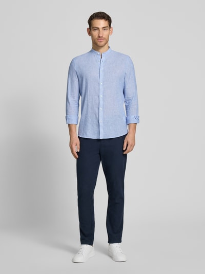 Męski model nosi Slim Fit Freizeithemd aus Leinen-Baumwoll-Mix Modell 'SUN' od CINQUE, jasnoniebieski, krój slim fit, stójka, długość tyłu w rozmiarze M 77 cm, szerokość w rozmiarze M 46 cm, długość rękawa w rozmiarze M 65 cm, widok całej sylwetki z przodu.