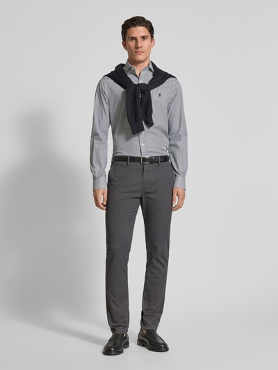 Tommy Hilfiger Chinosy z detalem z logo model ‘CORE BLEECKER 1985’ Antracytowy 1