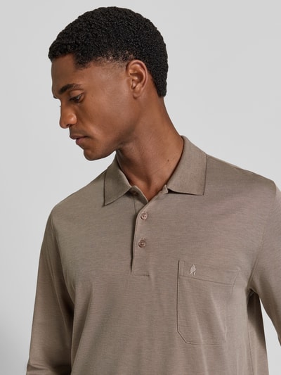 Männermodel trägt Regular Fit Poloshirt aus Baumwoll-Mix von RAGMAN in Beige mit Brusttasche, Nahaufnahme Oberkörper. Rückenlänge M: 70 cm.