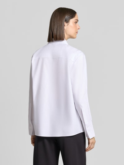 Vrouwenmodel draagt Relaxed Fit Langarmbluse aus reiner Baumwolle model 'Erselia' van HUGO, witte katoenen blouse in zachte stof, Ganzkörperansicht achteraan, Dames Langarmbluse van HUGO.