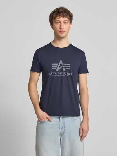 Männermodel trägt T-Shirt mit Label-Detail Modell 'BASIC' von Alpha Industries aus Reine Baumwolle, Gerader-Schnitt, navy, Ganzkörperansicht von vorne.