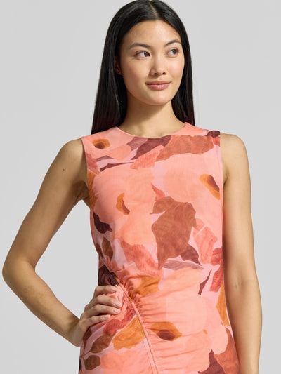 Frauenmodel trägt Slim Fit Midikleid Modell 'Elyra' von Ted Baker, floraler Allover-Print, elastischer Material-Mix, Nahaufnahme Oberkörper.