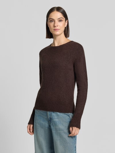 Frauenmodel trägt Slim Fit Longsleeve mit Alpaka-Anteil von Rich & Royal in Braun, Strickstruktur, Rundhalsausschnitt, Ganzkörperansicht von vorne. Damen Longsleeve, elastischer Material-Mix.