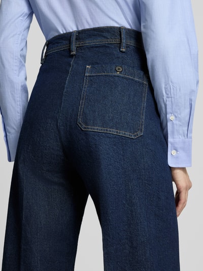 Frauenmodel trägt Wide & Loose Fit Jeans aus Baumwoll-Mix von Polo Ralph Lauren, dunkles Denim, sichtbare Nähte, Nahaufnahme Rückansicht, Damen Wide & Loose Fit Jeans von Polo Ralph Lauren.