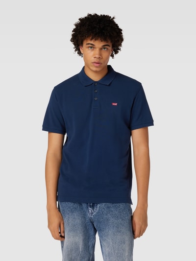 Levi's® Poloshirt in unifarbenem Design mit Label-Stitching Marine 4