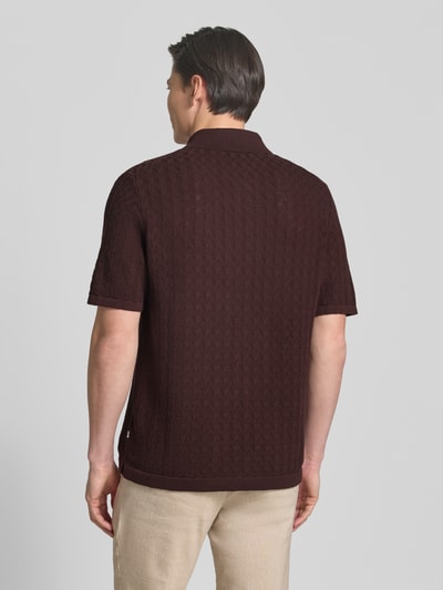 Männermodel trägt Relaxed Fit Freizeithemd aus reiner Baumwolle Modell 'NAPPO' von BOSS in Strickoptik, Braun, Rückansicht