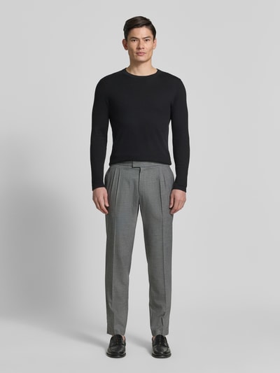 Männermodel trägt Anzughose mit Bügelfalten und Gesäßtaschen von MCNEAL in Grau mit Material-Mix und Viskose-Anteil, Regular-Fit, Ganzkörperansicht von vorne.