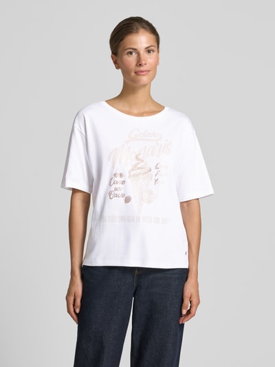 Vrouwenmodel draagt Regular fit t-shirt met siersteentjes Model 'Ice Cream' van monari, puur katoen, ronde hals, ruglengte maat 36: 57 cm, wit met lichte print, recht model, gladde textuur. Ganzlichaamsaanzicht van voren.