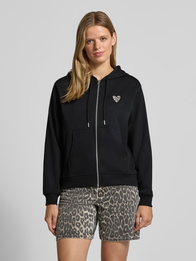 Vrouwenmodel draagt zwarte relaxed fit sweatjack van katoenmix model 'CHILLI' van PIECES, dames sweatjack, vooraanzicht hele lichaam.