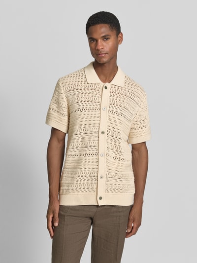 Mannenmodel draagt Modern Fit vrijetijdsoverhemd in tricotlook met knoopsluiting van Jack & Jones Premium, puur katoen, model 'BLUHAMILTON', kleur beige, kentkraag, ruglengte maat M 72 cm, mouwlengte maat M 23 cm, frontale opname bovenlichaam
