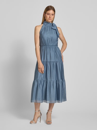 Frauenmodel trägt Cocktailkleid aus Viskose-Mix im Stufen-Look von Christian Berg Cocktail in Hellblau, A-Linie, Midikleid, Stehkragen, Schleifen-Applikation, Rückenlänge bei Größe 36: 129 cm, Brustweite bei Größe 36: 46 cm, Ganzkörperansicht von vorne.