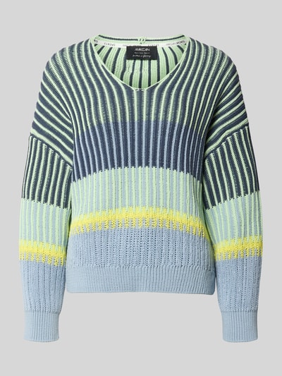 Produktfoto, Oversized Strickpullover mit V-Ausschnitt von Marc Cain aus Baumwoll-Mix, breite Rippenstruktur in Blau, Gelb und Grün.