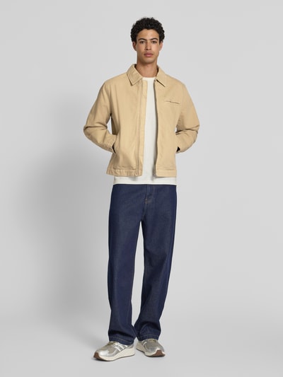 Mannenmodel draagt Jacke mit Zweiwege-Reißverschluss van Jack & Jones in beige, puur katoen, regular fit, platte kraag, ruglengte 65 cm, schouderbreedte 48 cm, borstwijdte 59 cm, mouwlengte 66 cm, full body vooraanzicht.