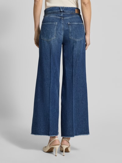 Frauenmodel trägt Wide Leg Jeans mit Gürtel Modell 'SVENTY' von Raffaello Rossi aus Baumwoll-Lyocell-Mix, Fransen, Ganzkörperansicht Rückansicht.