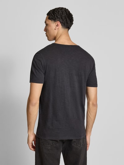 Männermodel draagt heren T-shirt uit puur katoen recht model model 'SPLIT' van Jack & Jones, V-hals met knoopsluiting, ruglengte bij maat M 67 cm, zwart, Ganzkörperansicht Rückansicht.