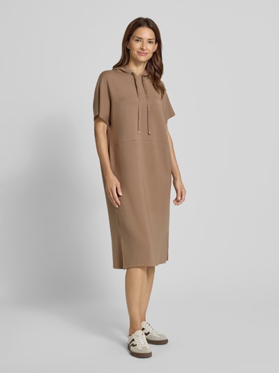 Christian Berg Woman Sweatkleid mit Statement-Print und Kapuze Mittelbraun 1